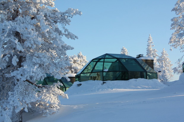 Levin Iglut Golden Crown, szklane igloo z widokiem na zorzę polarną, fot. East News