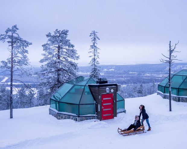 Levin Iglut Golden Crown, szklane igloo z widokiem na zorzę polarną, fot. East News