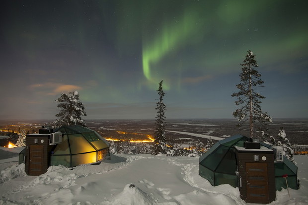 Levin Iglut Golden Crown, szklane igloo z widokiem na zorzę polarną, fot. East News