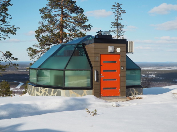 Levin Iglut Golden Crown, szklane igloo z widokiem na zorzę polarną, fot. East News
