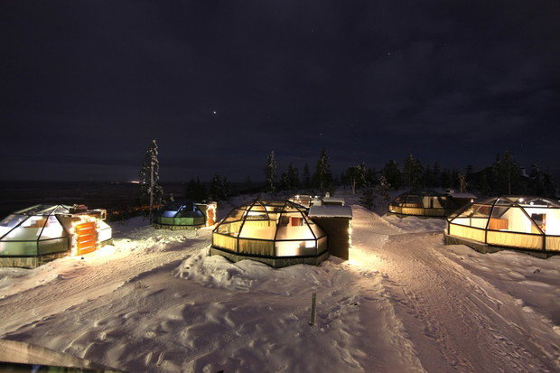 Levin Iglut Golden Crown, szklane igloo z widokiem na zorzę polarną, fot. East News