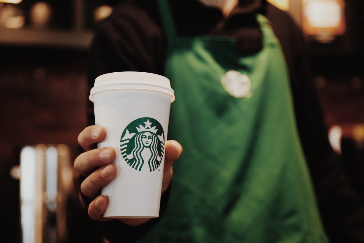 Starbucks przeprowadził badania na temat kawowych nawyków Polaków. Jak pije się kawę w polskich miastach?