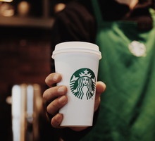 Starbucks przeprowadził badania na temat kawowych nawyków Polaków. Jak pije się kawę w polskich miastach?