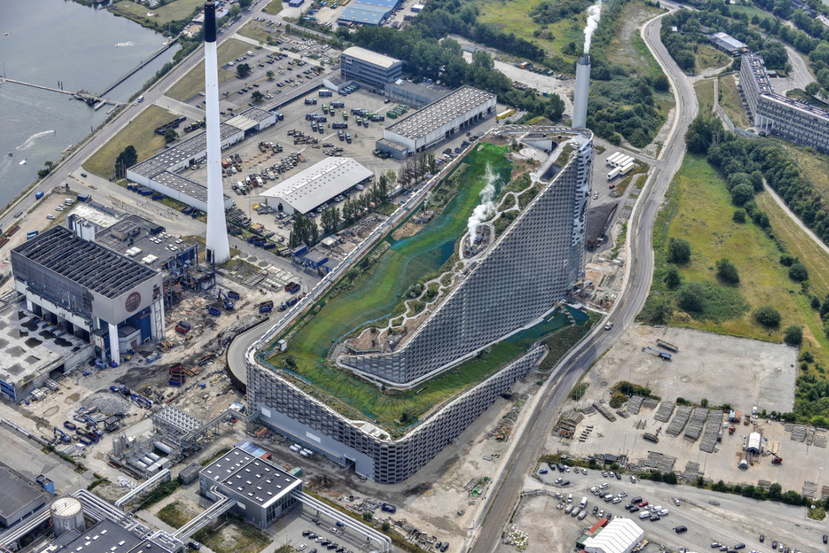 Stok narciarski na dachu elektrowni Copenhill, projekt: Bjarke Ingels Group