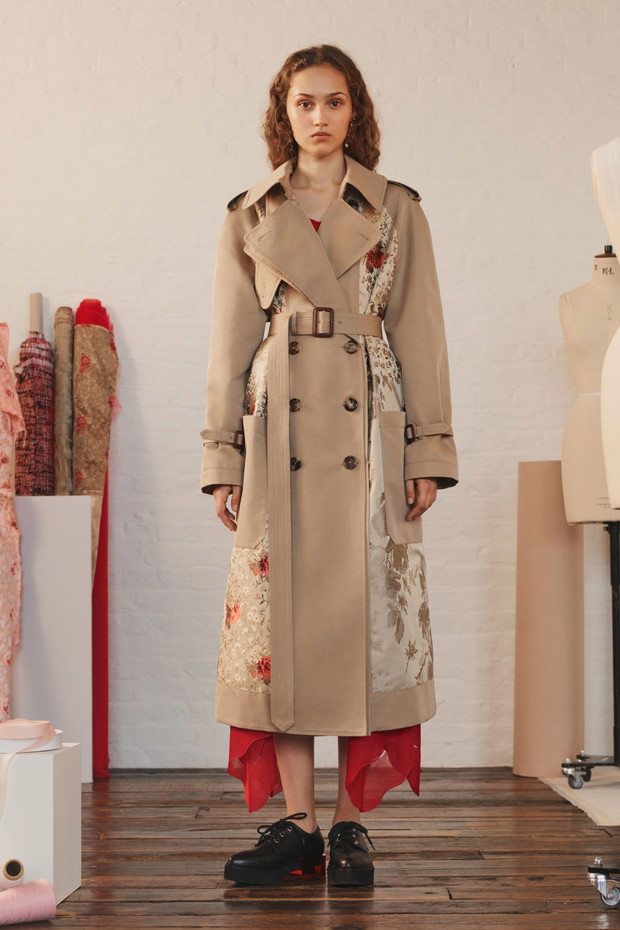 Michelle Gutknecht w lookbooku Alexander McQueen Resort 2018