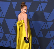 Jennifer Lopez w przepięknej złotej sukni na gali Annual Governors Awards