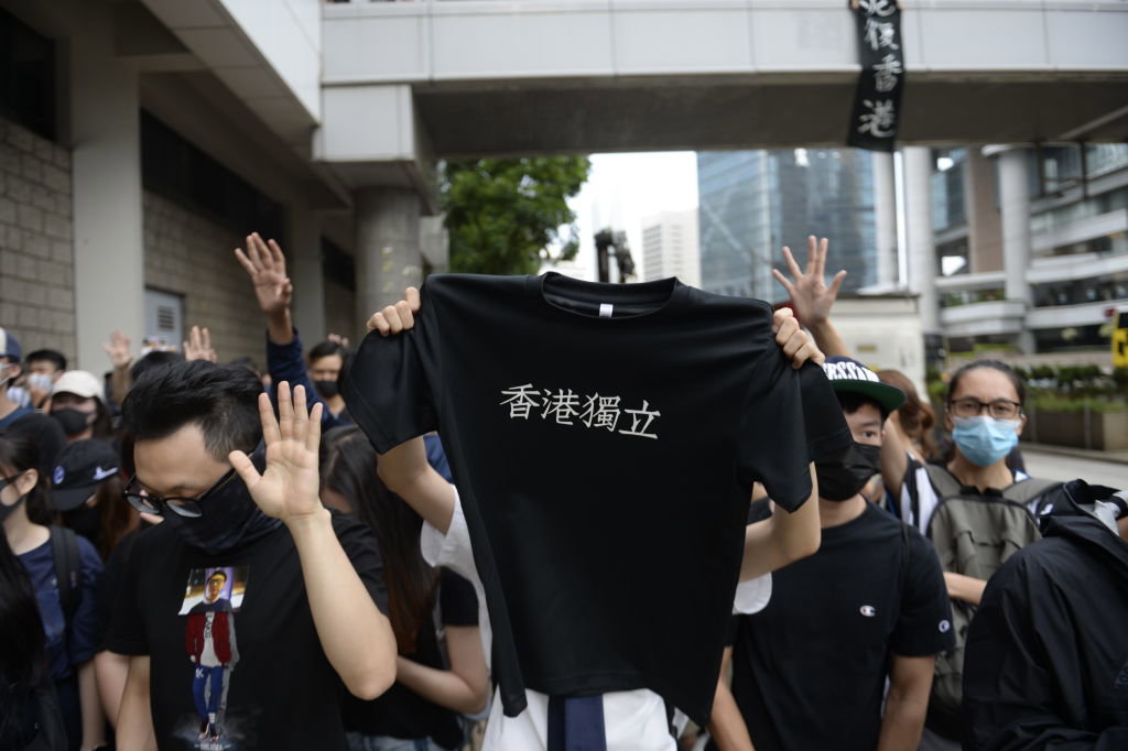 Hong Kong zakazał importu czarnej odzieży
