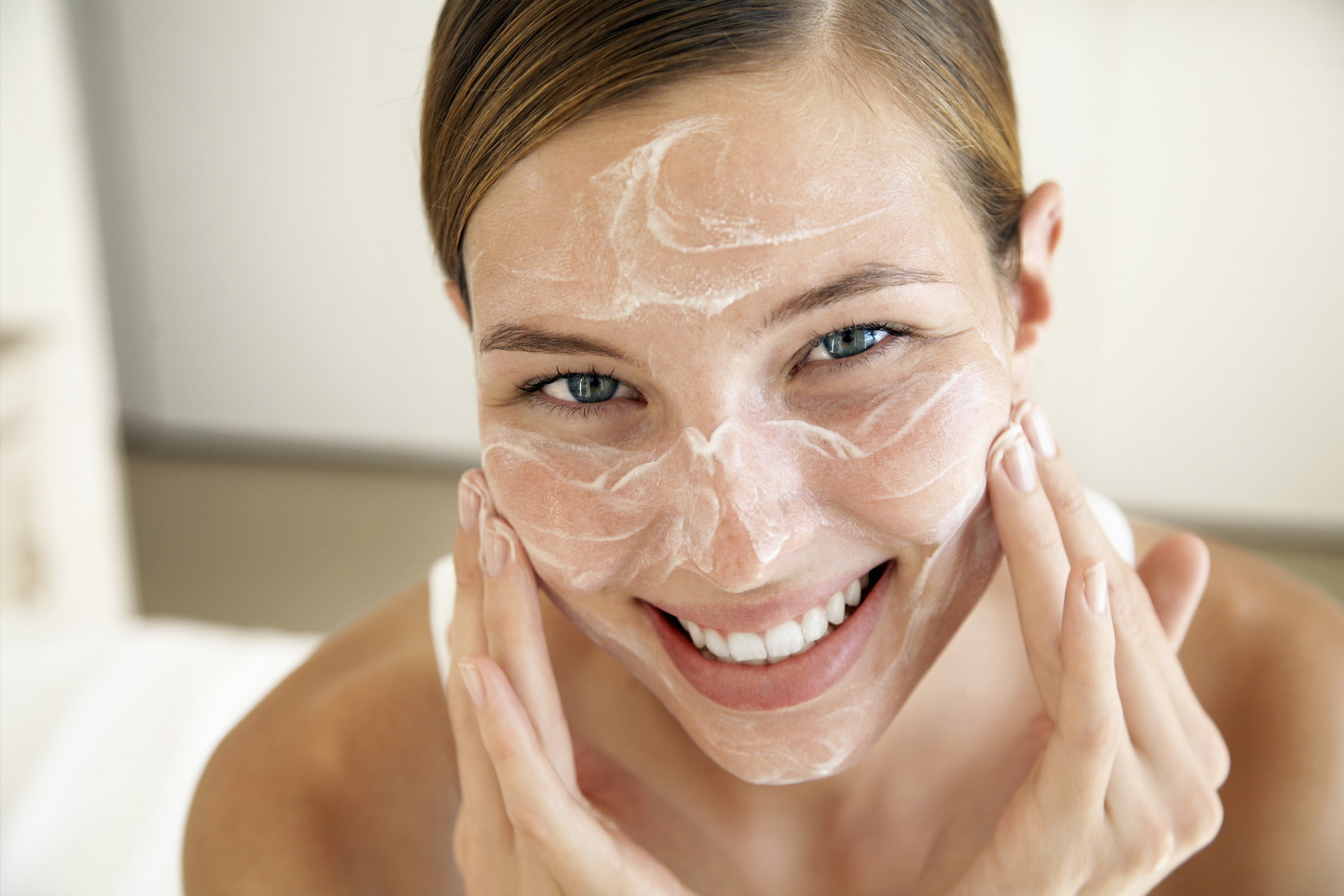 Dermatolodzy przestrzegają, żeby nie używać balsamu do ciała na twarzy. Dlaczego?