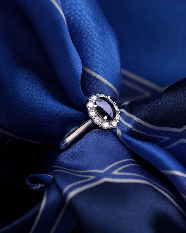 Biżuteria w kolorze Classic Blue, którą chcemy mieć jeszcze w tym roku