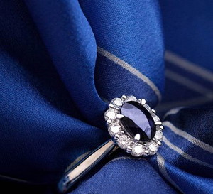 Biżuteria w kolorze Classic Blue, którą chcemy mieć jeszcze w tym roku