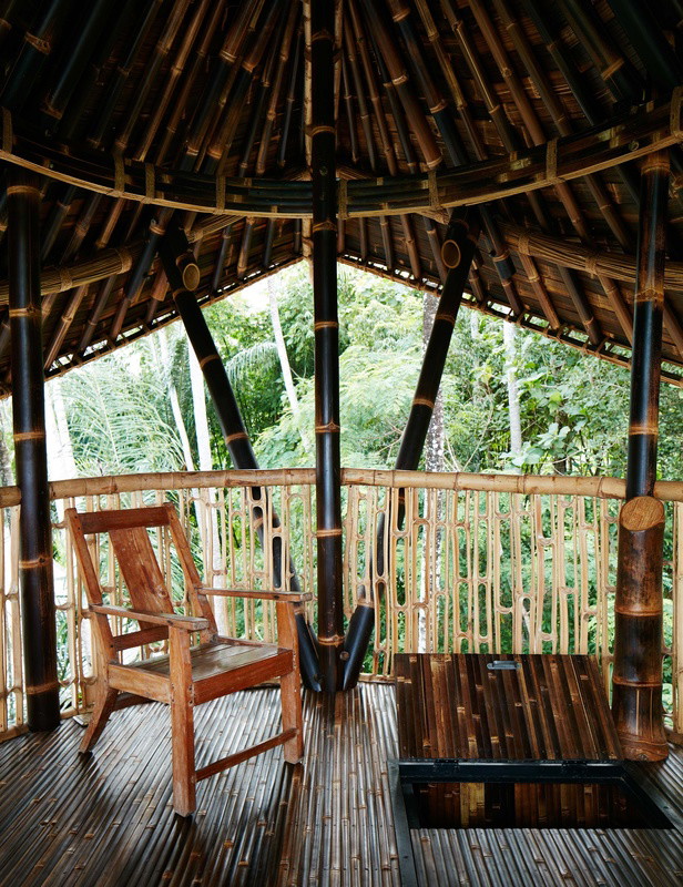 Balkon z widokiem na las na Bali, projekt: IBUKU