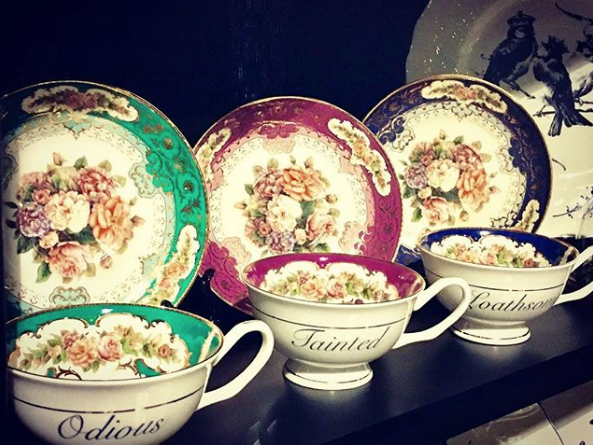 Porcelana z przesłaniem autorstwa Melissy Johnson