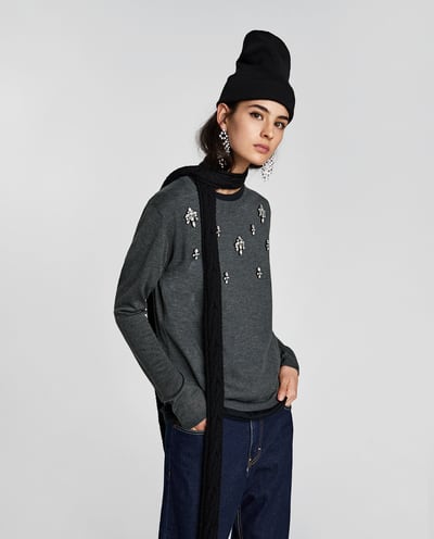 Wyprzedaż Zara: SWETER Z BIŻUTERYJNYMI APLIKACJAMI 79,90 PLN ZAMIAST 99,90 PLN
