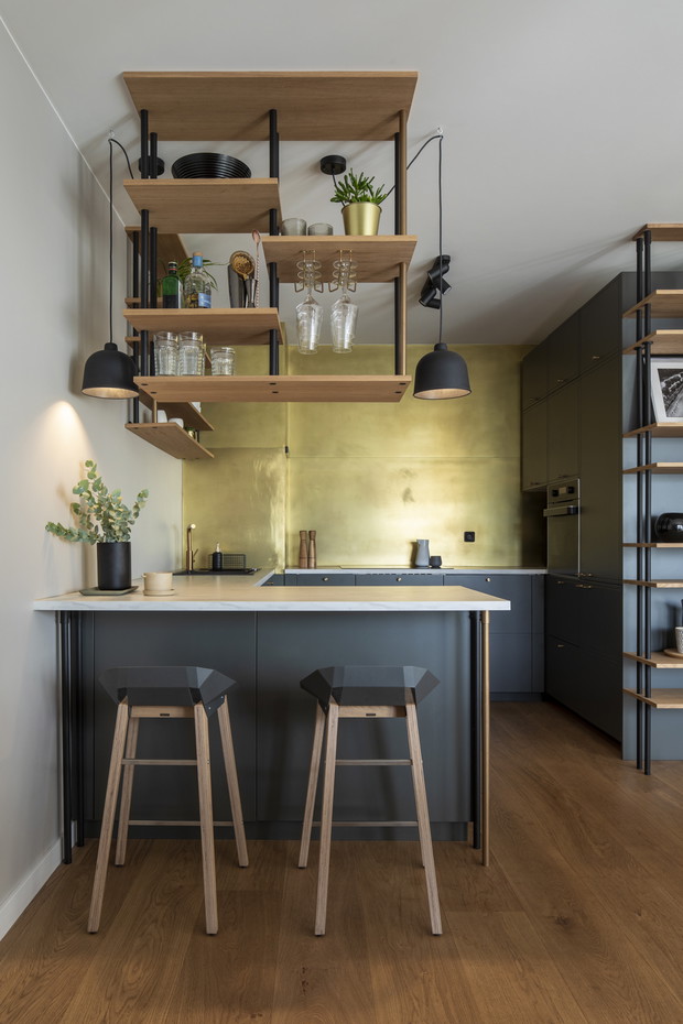 Złota kuchnia w gdyńskim apartamencie, projekt: Studio Turbo