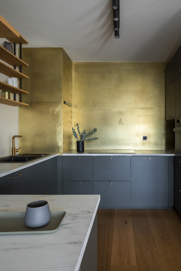 Złota kuchnia w gdyńskim apartamencie, projekt: Studio Turbo