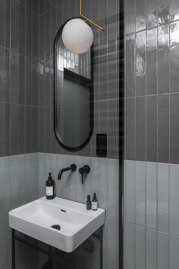 Złota kuchnia w gdyńskim apartamencie, projekt: Studio Turbo