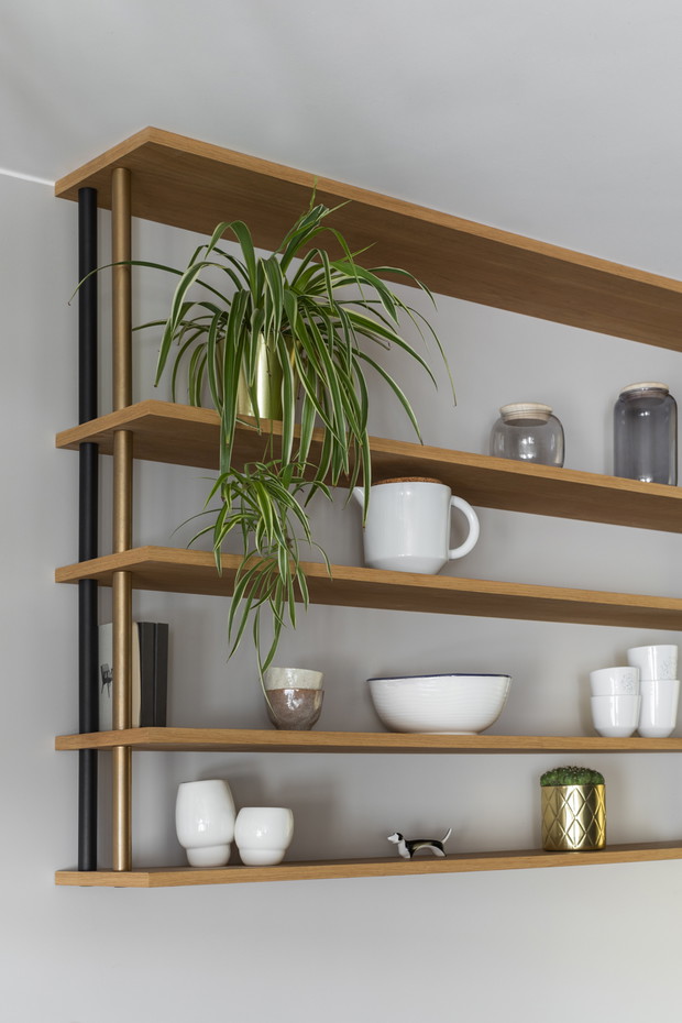 Złota kuchnia w gdyńskim apartamencie, projekt: Studio Turbo