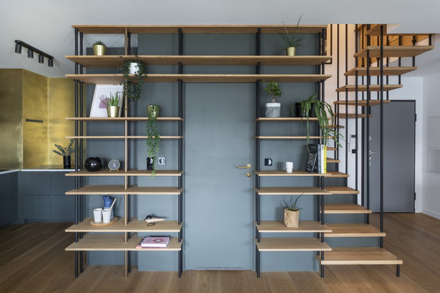 Złota kuchnia w gdyńskim apartamencie, projekt: Studio Turbo