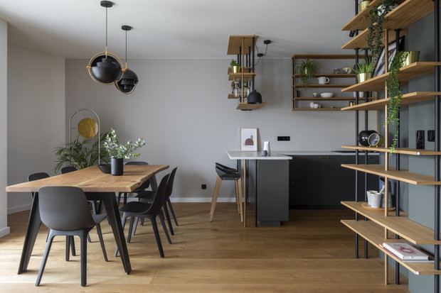 Złota kuchnia w gdyńskim apartamencie, projekt: Studio Turbo