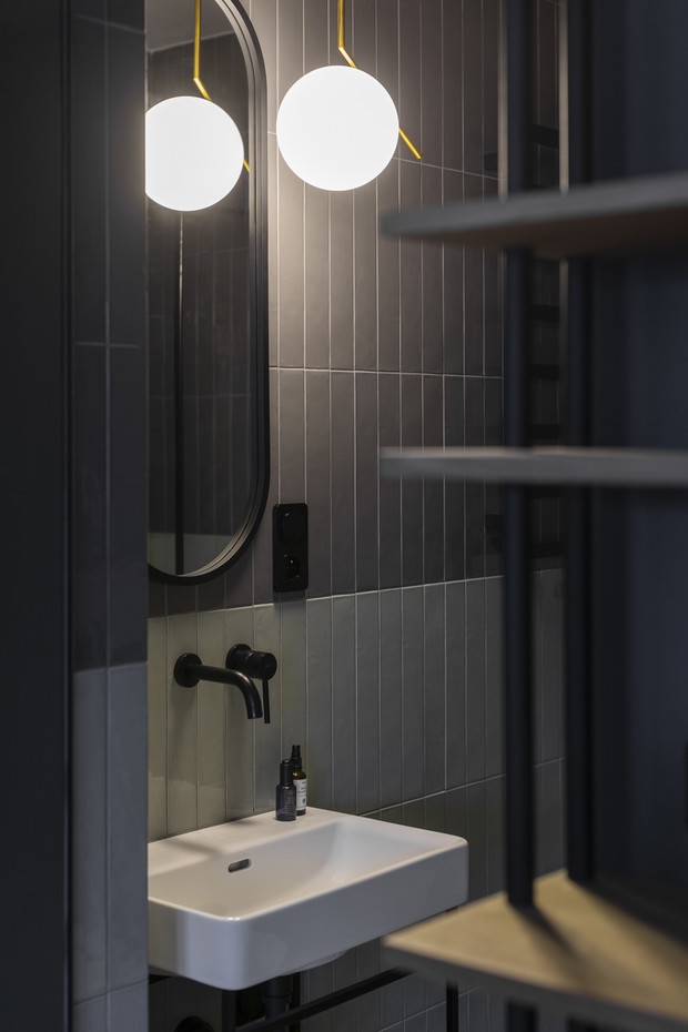 Złota kuchnia w gdyńskim apartamencie, projekt: Studio Turbo