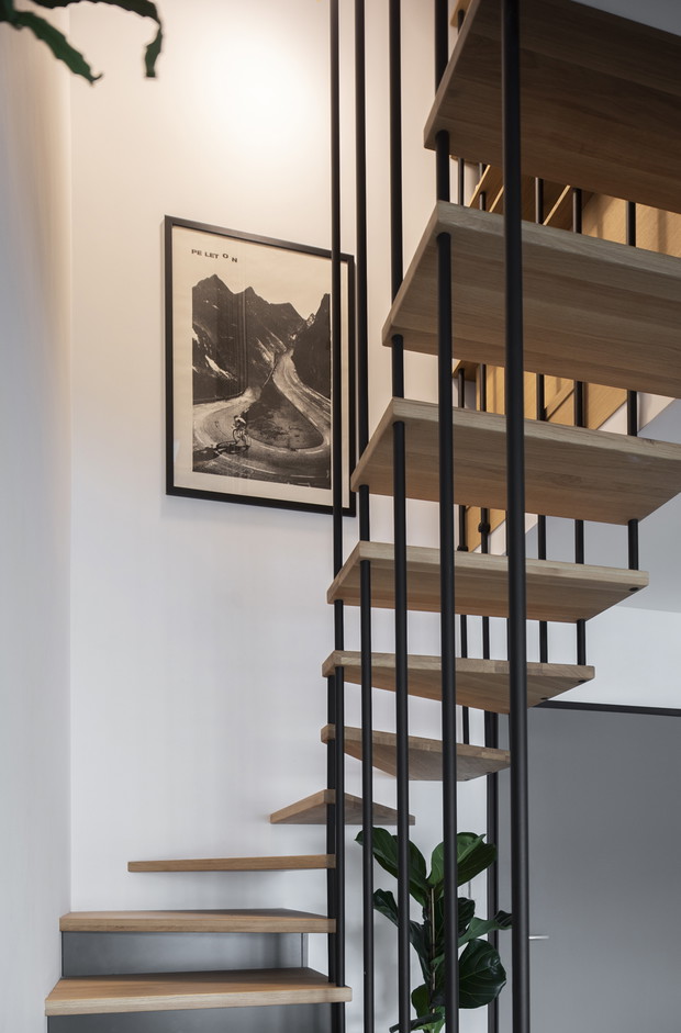 Złota kuchnia w gdyńskim apartamencie, projekt: Studio Turbo