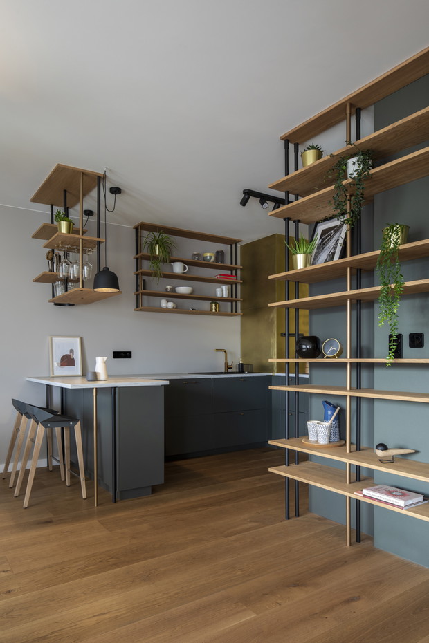 Złota kuchnia w gdyńskim apartamencie, projekt: Studio Turbo