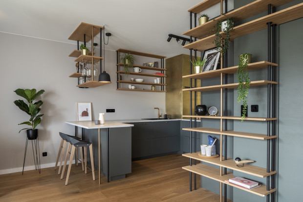 Złota kuchnia w gdyńskim apartamencie, projekt: Studio Turbo