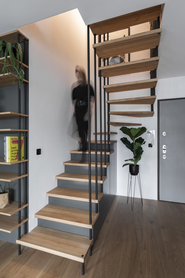 Złota kuchnia w gdyńskim apartamencie, projekt: Studio Turbo