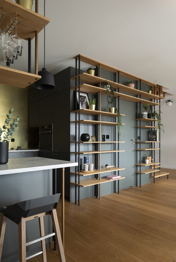 Złota kuchnia w gdyńskim apartamencie, projekt: Studio Turbo