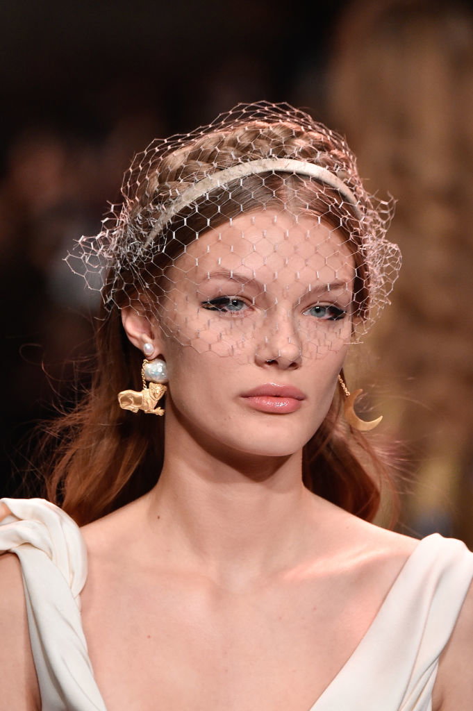 Nude z nowoczesnym akcentem na oko - makijaż z pokazu haute couture marki Dior [Get the look]