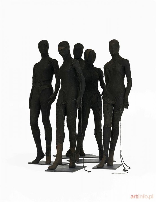 8. Magdalena Abakanowicz Figury - Manekiny czarne, 1972 rok