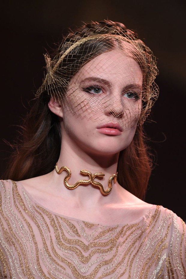 Nude z nowoczesnym akcentem na oko - makijaż z pokazu haute couture marki Dior Get the look