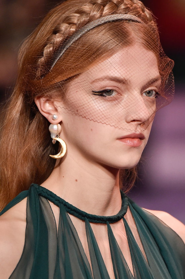 Nude z nowoczesnym akcentem na oko - makijaż z pokazu haute couture marki Dior Get the look