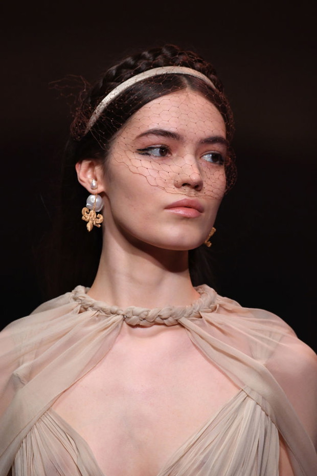 Nude z nowoczesnym akcentem na oko - makijaż z pokazu haute couture marki Dior Get the look