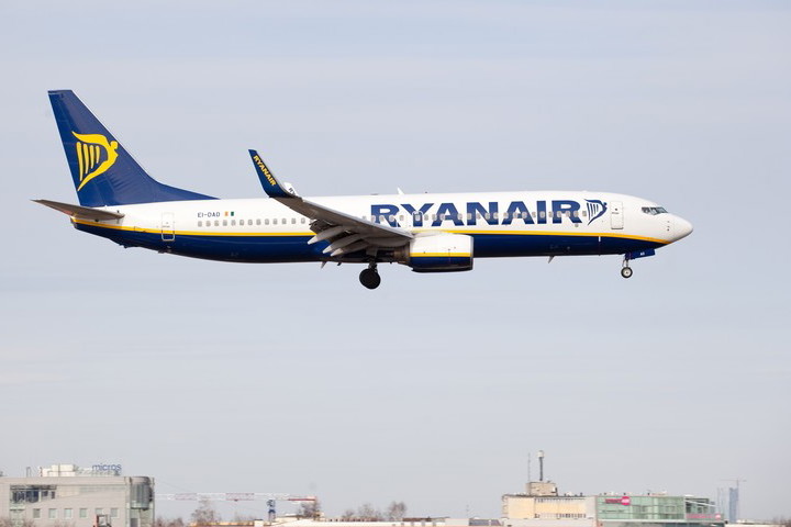 Wielkie zmiany w Ryanair! Od dzisiaj pasażerowie mogą bezpłatnie wnieść na pokład tylko 1 mały bagaż