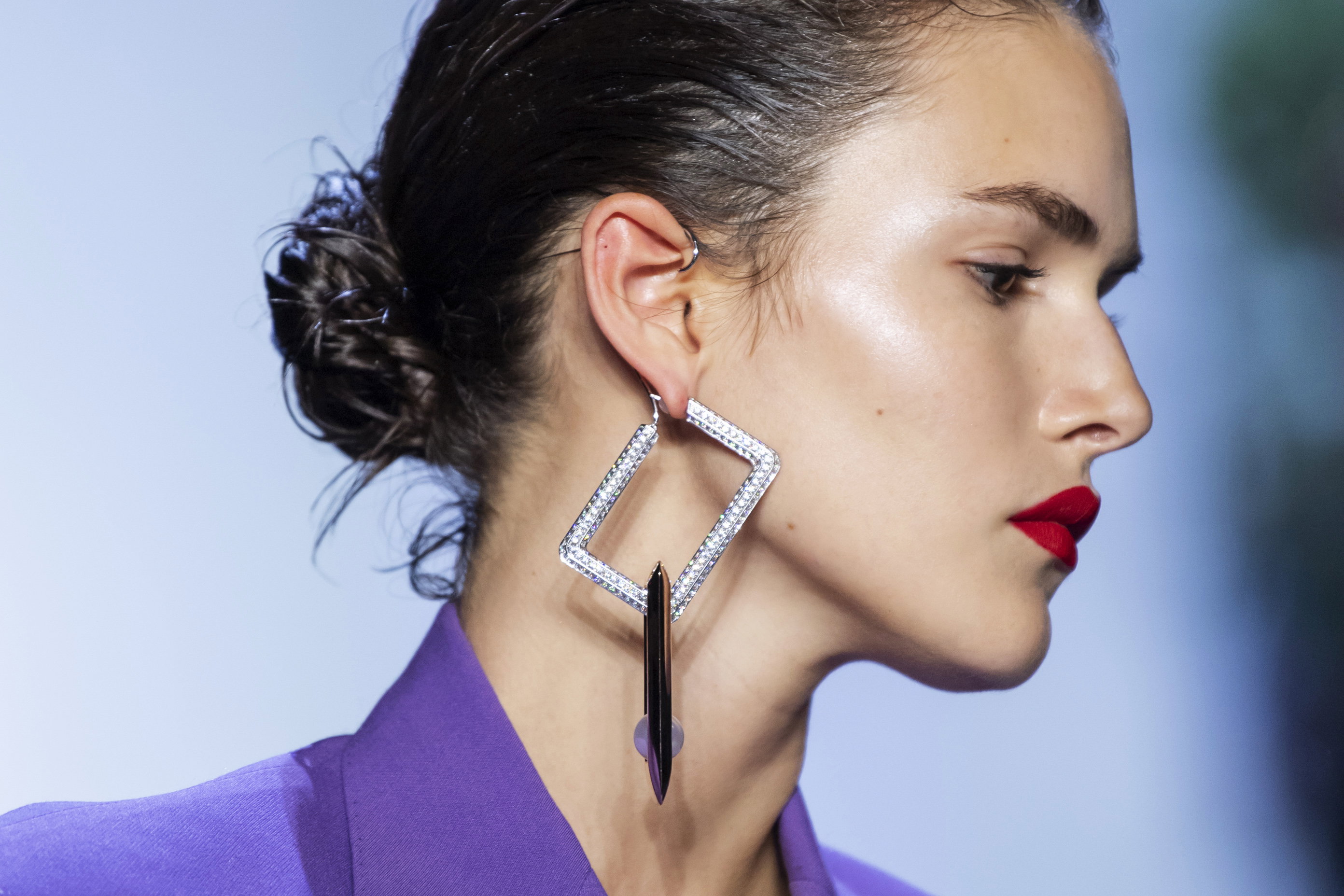 Kolczyk na jedno ucho - trend 2020, Prabal Gurung