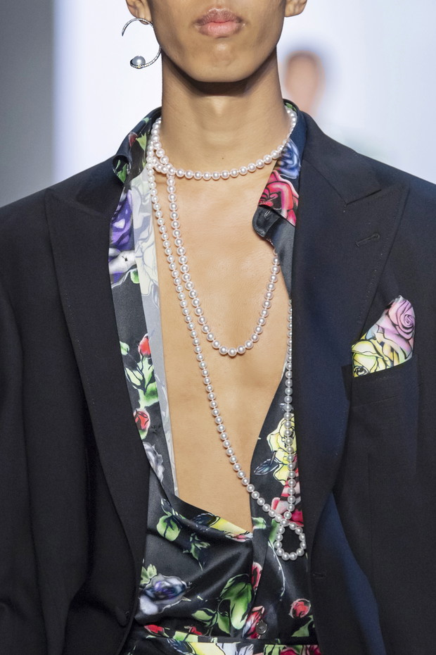 Kolczyk n jedno ucho - trend 2020, Prabal Gurung