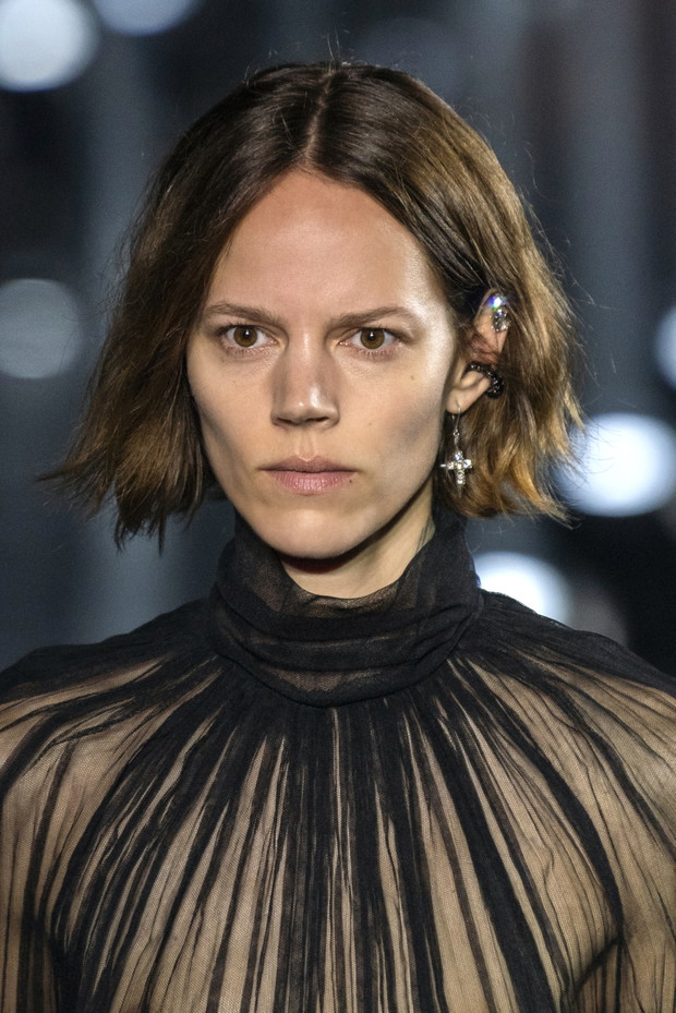 Kolczyk n jedno ucho - trend 2020, Saint Laurent