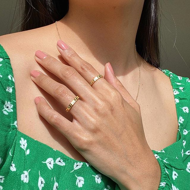 Rosé Nails to jeden z największych beauty trendów tego lata. Wybrałyśmy lakiery, którymi stworzycie manicure w kolorze różowego wina