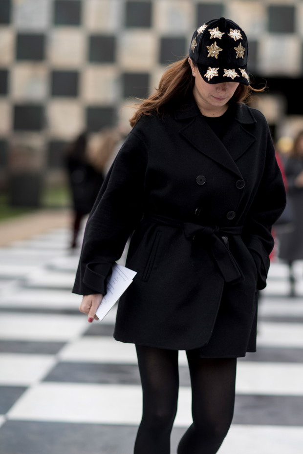 Dodatki gości na PFW: czapka z daszkiem