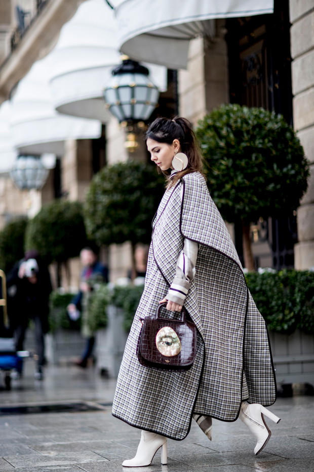 Dodatki gości na PFW: duże kolczyki i torba