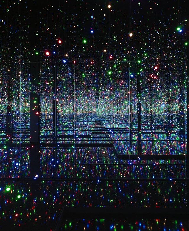 Infinity Mirrored Room – Filled with the Brilliance of Life 2011/2017