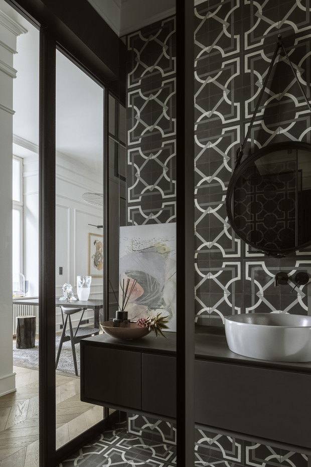 Klasyka plus boho szyk w warszawskiej kamienicy, Monika Goszcz-Kłos z biura projektowego GOSZCZDESIGN, stylizacja: Patrycja Rabińska