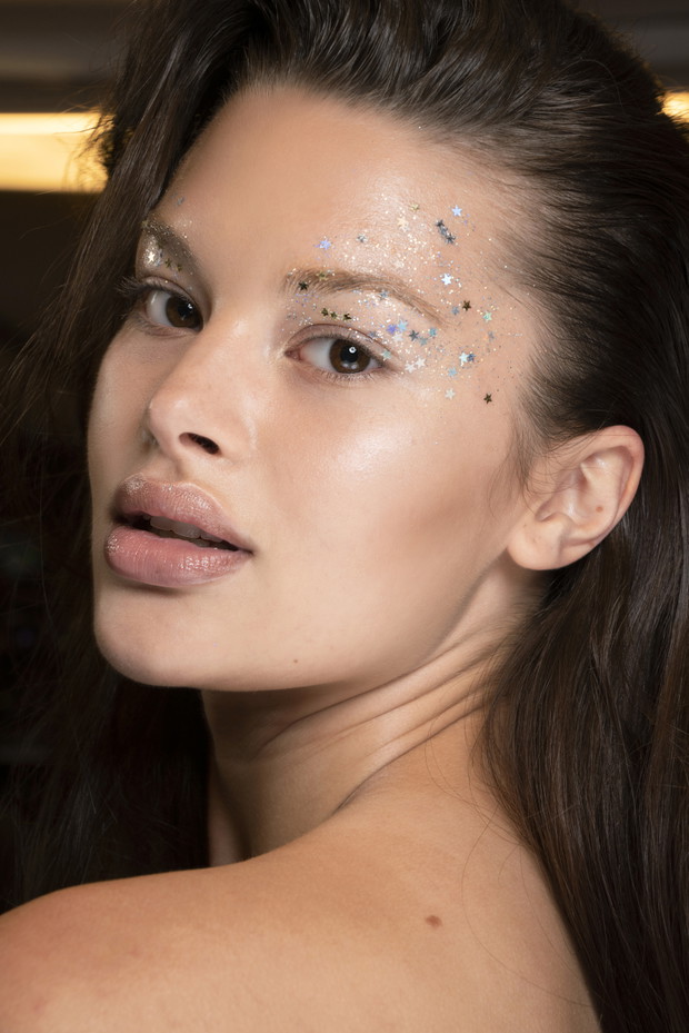 Trendy w makijażu wiosna-lato 2020: galactic girl, Covan