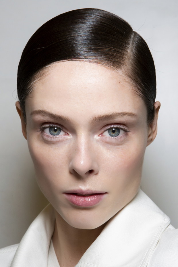 Trendy w makijażu wiosna-lato 2020: make up no make up, Akris