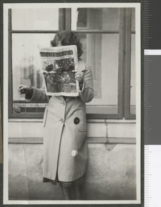 Zoﬁa Mussilowa z d. Kosińska zasłonięta gazetą „Światowid” z zabawką jo-jo w rękach, 1932, Muzeum Historii Fotografii w Krakowie