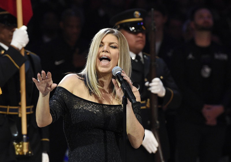 Fergie wykonuje amerykański hymn