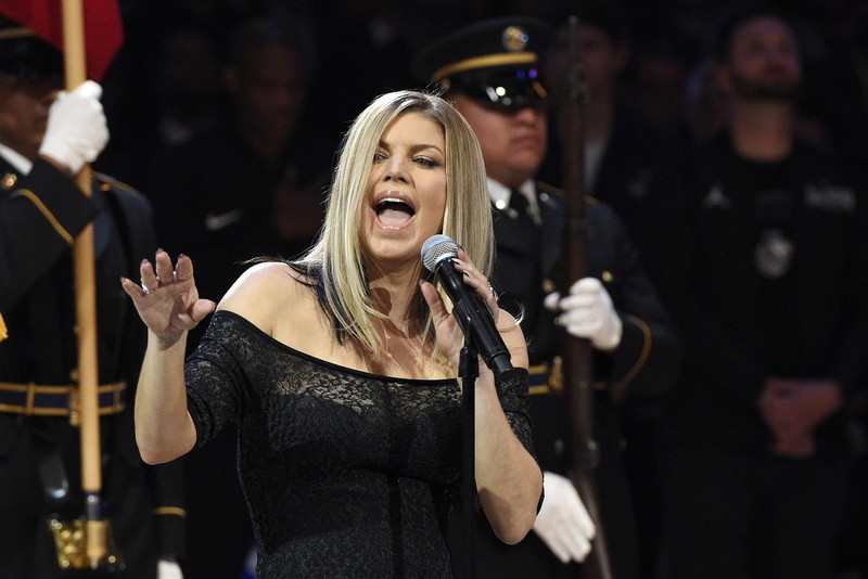 Fergie wykonuje amerykański hymn