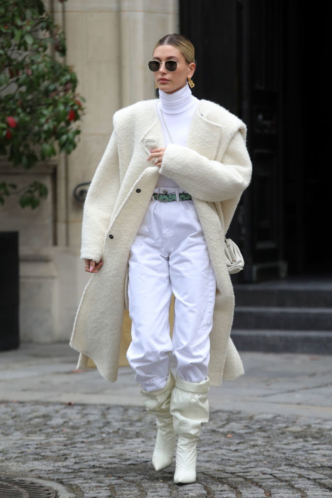 Hailey Bieber w białym total looku