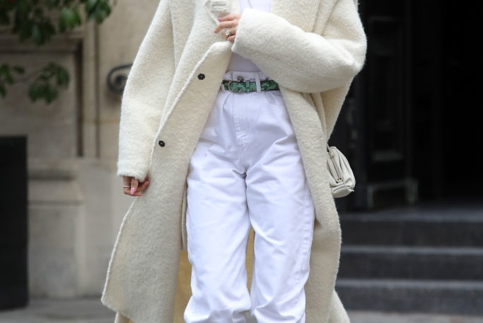 Hailey Bieber w białym total looku
